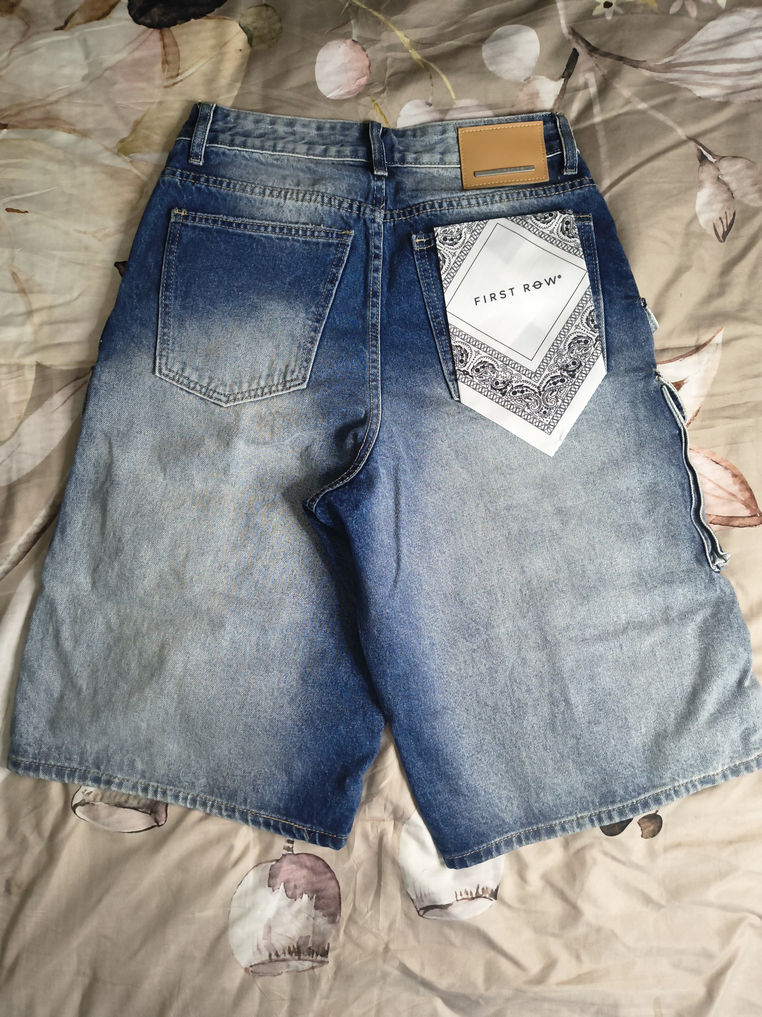 Washed multi cargo jorts